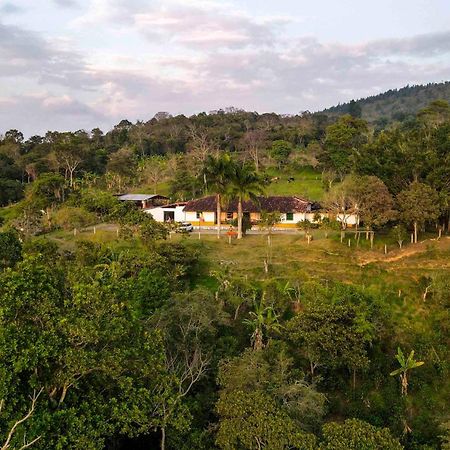La Hacienda Hostel ซานกิล ภายนอก รูปภาพ
